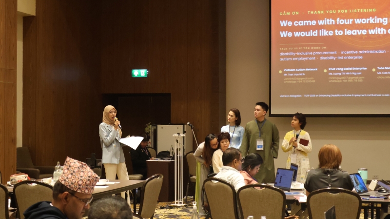 Picture 13: Vietnamese delegates presented their country report and shared national challenges, achievements, and opportunities related to DIEB.
