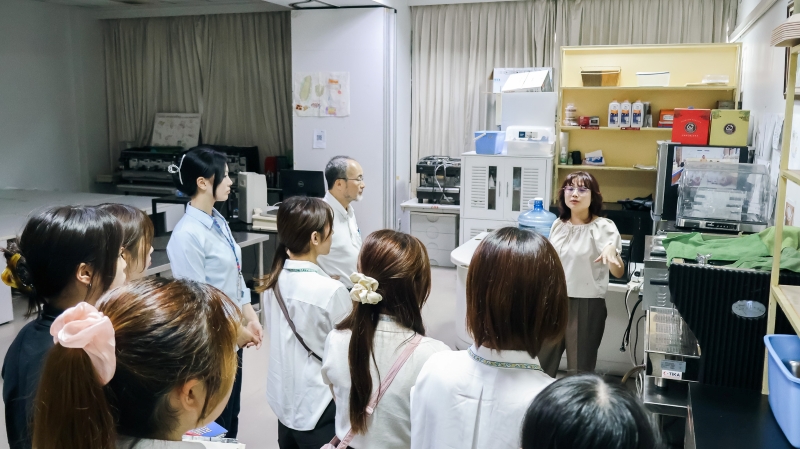 Ms. Thorfan Dechachainimit, Project Coordinator for the DIEB Project, led the delegation on a tour of APCD’s Disability-Inclusive Employment and Business (DIEB) initiatives at the 60+ Plus Bakery and Chocolate Café and the 60+ Plus Kitchen by CP.