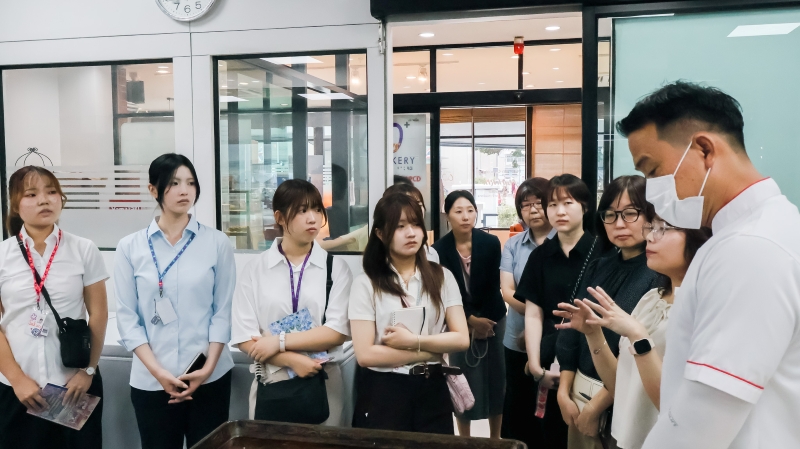 The Japanese delegation visited the Deaf Space at the APCD Training Center and learned how its design supported accessible sign language communication and interpretation.