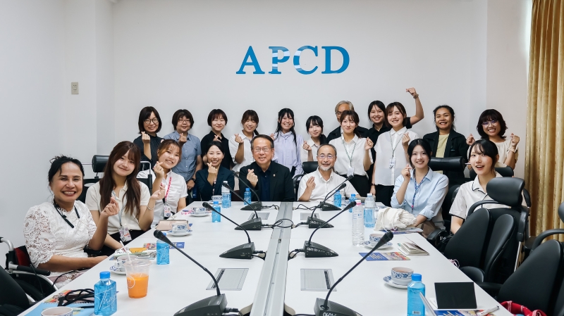 Students and faculty members from Tokyo Woman’s Christian University joined Ms. Ichigi Akari, Representative of JICA Thailand Office, and the APCD Management & staff Team for a group photograph.