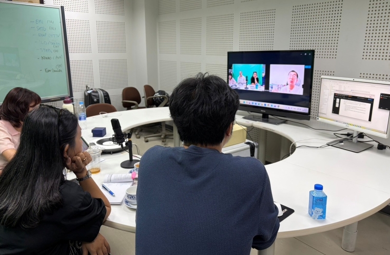 Picture 3: A hybrid meeting connecting participants both in person and online to exchange ideas and work together.