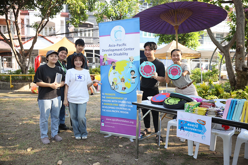 บูธกิจกรรมของศพอ. นำเสนออุปการณ์ด้านกีฬาที่คนพิการมีส่วนร่วม เกมส์วัดดวง นำเสนอโดย นางสาวศิริพร ประเสริฐชาติ นางสาวศุภอนงค์ ปัญญาสิริมงคล นางสาวทอฝัน เดชาชัยนิมิต นางสาววสุธิดา ปิ่นรัตน์ และนายวริทธิ์ พยัคฆ์ศิริ