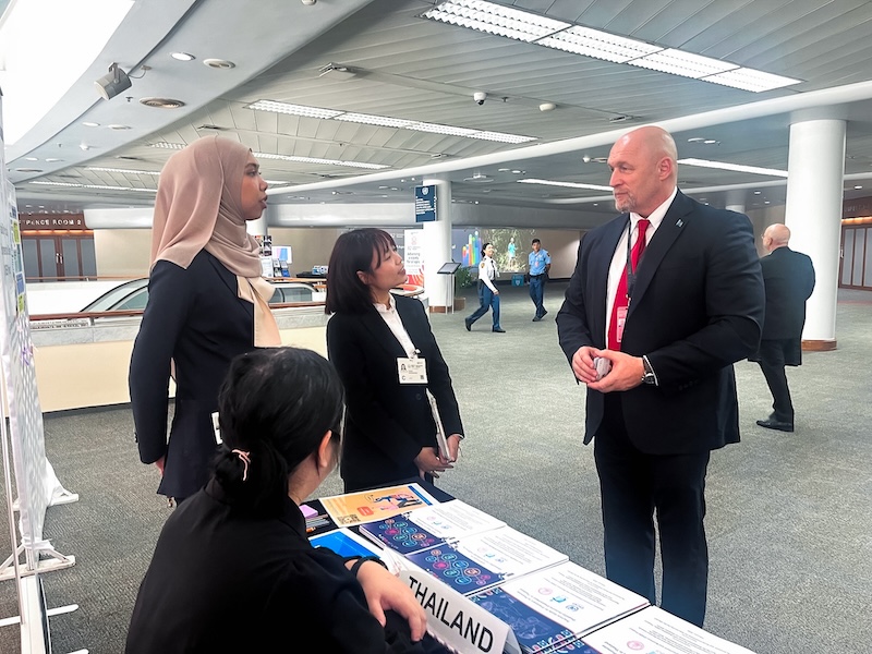 เจ้าหน้าที่ระดับสูงฝ่ายงานด้านความปลอดภัยของ ESCAP เยี่ยมชมบูธ โดยมี นางสาวศุภอนงค์ ปัญญาสิริมงคล และ นางสาวทอฝัน เดชาชัยนิมิต จาก APCD รวมถึง นางสาวปริม แก้วประดับ จาก พก. อำนวยความสะดวกและแบ่งปันข้อมูล