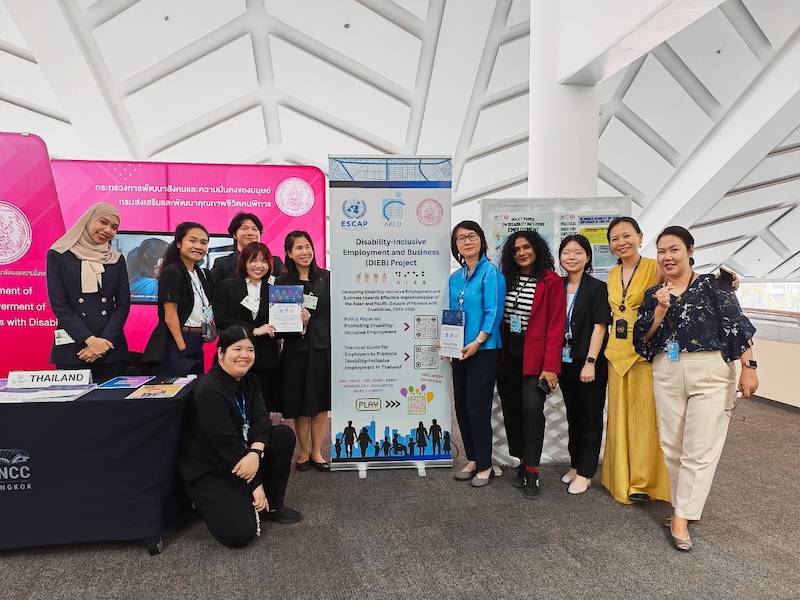 ภาพหมู่ของคณะทำงานโครงการการจ้างงานและธุรกิจที่คนพิการมีส่วนร่วมจาก ESCAP ศพอ. และ พก. ที่บูธนิทรรศการฯ ที่เน้นย้ำถึงความร่วมมือในการส่งเสริมโครงการการจ้างงานและธุรกิจที่คนพิการมีส่วนร่วมในประเทศไทย
