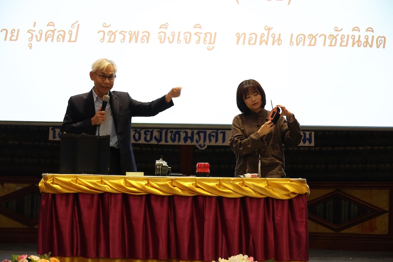 Picture 3: Mr. Somchai Rungsilp and Ms. Thorfan Dechachainimit introduced disability inclusive disaster management tools that can be used to support safe evacuation at community level.