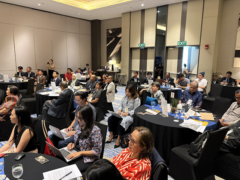 รูปที่ 4: การประชุมครั้งนี้แสดงให้เห็นถึงความมุ่งมั่นร่วมกันของหน่วยงานที่เกี่ยวข้องในการทำงานด้านคนพิการและการต่อต้านการค้ามนุษย์ โดยมุ่งเน้นการเสริมสร้างความเข้มแข็งด้านความร่วมมือทั้งในระดับภูมิภาค ระดับชาติ ตลอดจนระดับชุมชนและคนพิการ