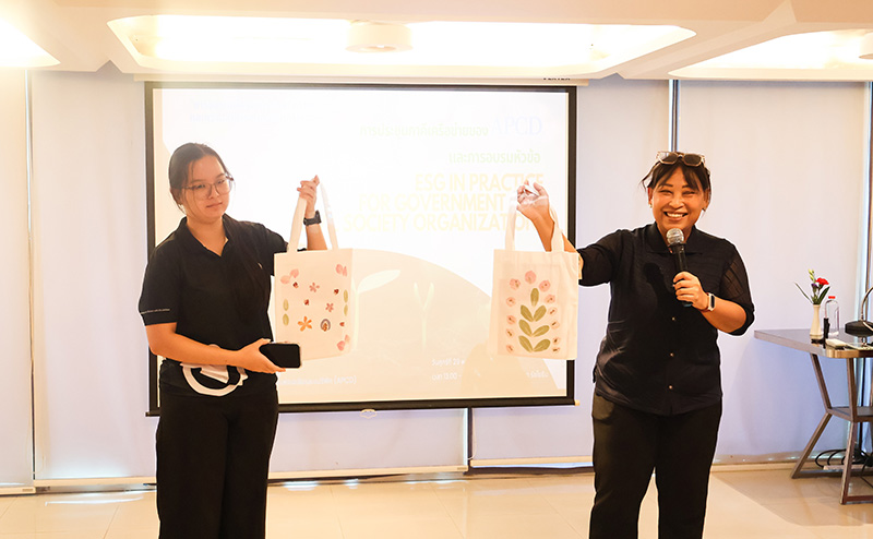 รูปที่ 8: คุณอภิรดี วานิชกร (ขวามือ) และ คุณกชกร สมัครมิตร (ซ้ายมือ) ผู้แทนจากมูลนิธิเพื่อเด็กพิการนำเสนอความเป็นมา กิจกรรม และ ผลิตภัณฑ์สร้างรายได้ของมูลนิธิฯ