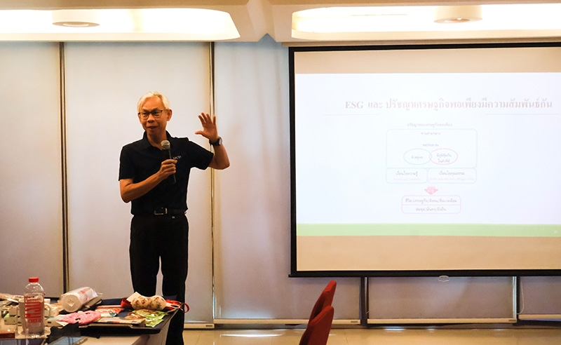 รูปที่ 9: นายสมชาย รุ่งศิลป์ สรุปการประชุมภาคีเครือข่าย ศพอ. โดยเน้นย้ำถึงความสำคัญของความร่วมมือระหว่างองค์กรภาคี พร้อมทั้งกล่าวขอบคุณวิทยากรที่บรรยาย ESG ซึ่งได้แบ่งปันความรู้เพื่อสนับสนุนการพัฒนาที่ครอบคลุมและยั่งยืน