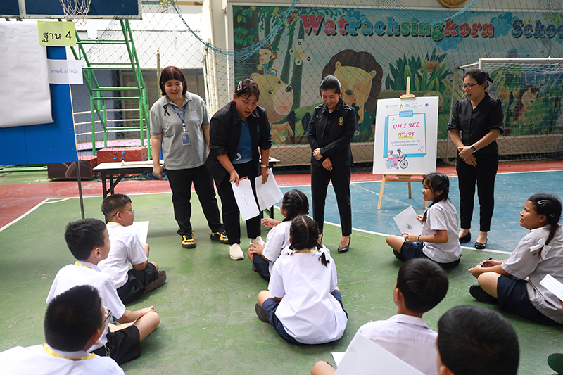 รูปที่ 2: คุณศุภอนงค์ ปัญญาสิริมงคล (ณูณู) ดำเนินกิจกรรมเรียนรู้ในฐานที่ 4 ภาพนี้...อะไรนะ