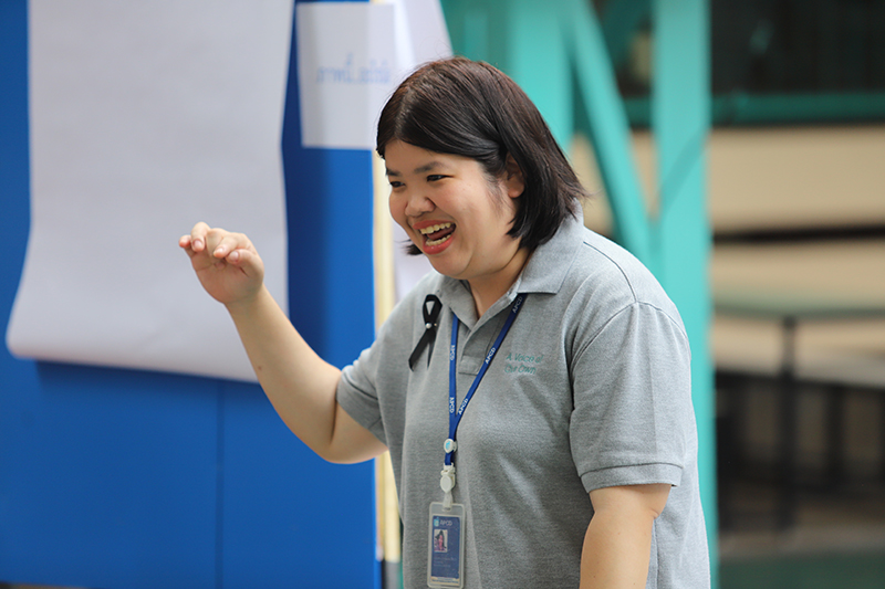 รูปที่ 3: คุณศุภอนงค์สรุปฐานกิจกรรมโดยการเชื่อมโยงระหว่างกิจกรรมและมุมมองของคนพิการเชิงไม่ประจักษ์