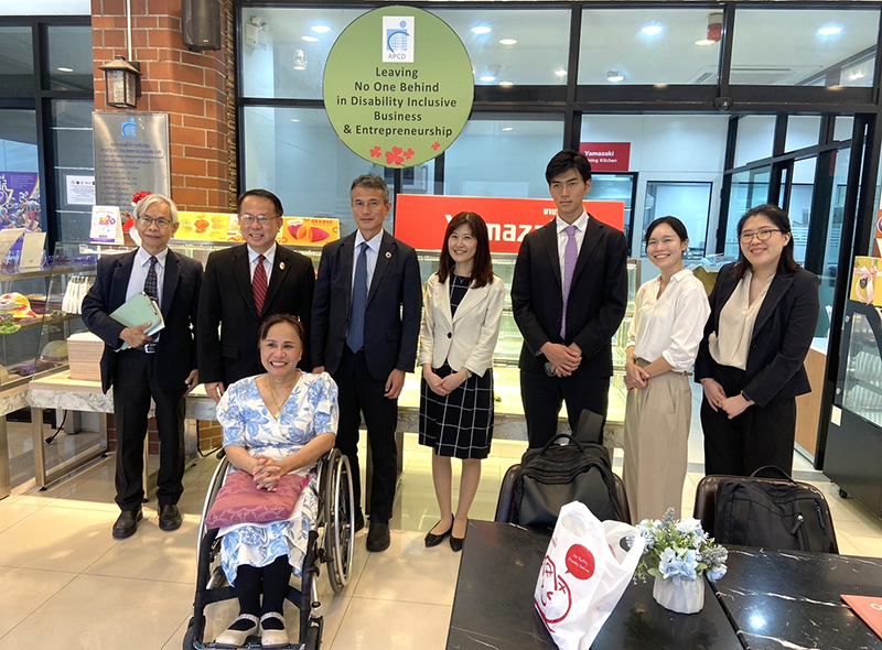 JICA delegation and APCD staff gathered a group photo at the 60+ Plus Bakery & Chocolate Café.