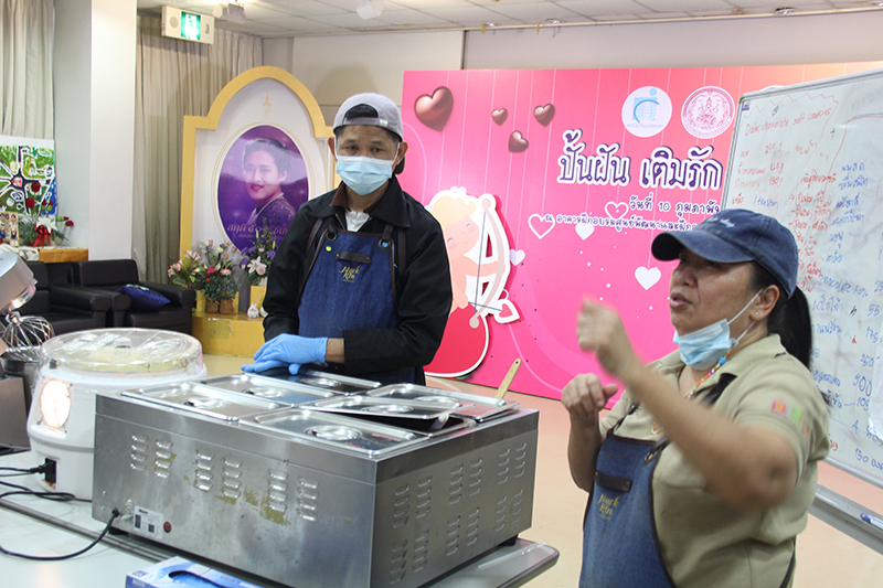 Resource persons who are deaf exchanged direct experiences during the session on chocolate making.