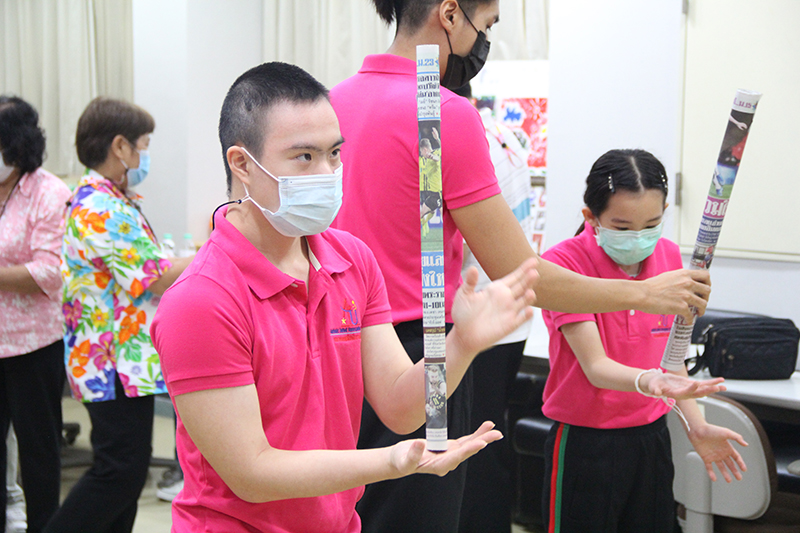 A participant practiced a balance game at APCD Zoom station.