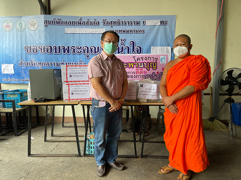 The 100 lunch boxes and bakery sets were disseminated to a community isolation center of Wat Sutthi Wararam (Buddhist Temple) on 27th August 2021.