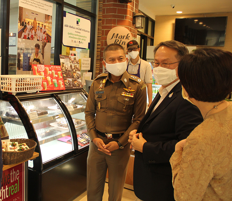 Mr. Piroon Laismit, APCD Executive Director, briefed about APCD regional activities and APCD 60+plus projects to visitors led by Pol. Maj. Gen. Rungrote Thakurapunyasiri, Commander of the Immigration Division 3.