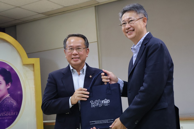 The ASOMFA presented a souvenir to express  their appreciation to APCD.
