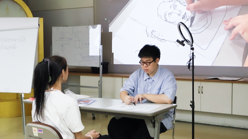 นายธนวัฒน์ กำลังวาดรูปตัวอย่างของเทคนิค Contour Drawing