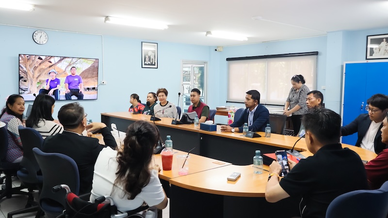 ภาพที่ 6 :APCD และ APID พูดคุยกันในห้องประชุม