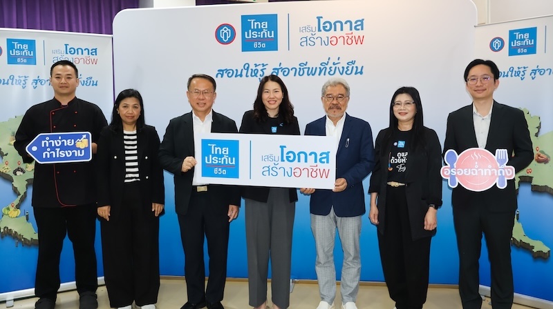 Picture 2: The group photo of APCD team and Thai Life Insurance team