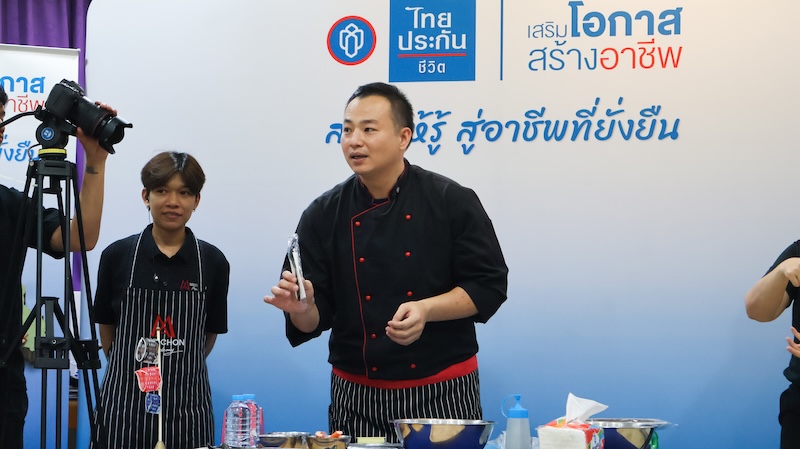 Picture 6: Chef Oat Hassanai Sukvivatsirikul led the cooking workshop featuring Onigiri, Seaweed-wrapped Rice Balls, and Lightly Sweet Jasmine Green Tea.