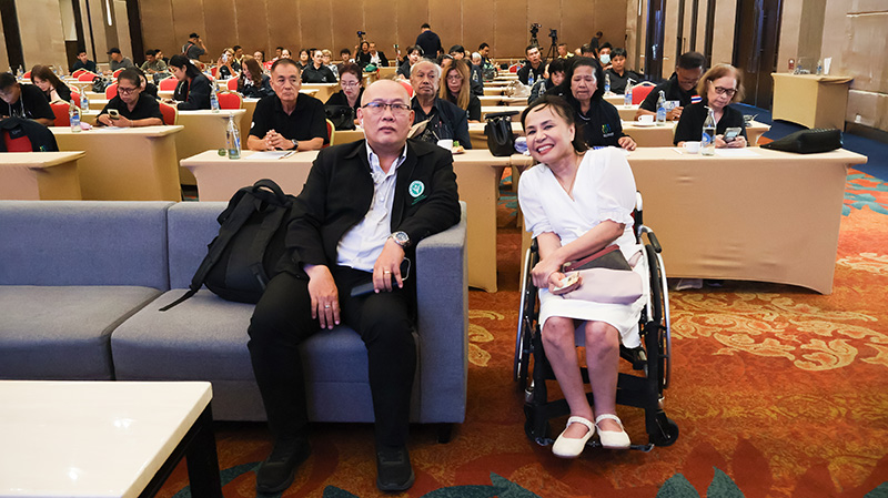รูปภาพที่ 6: นางสาวนงนุช เมธาจิตติพันธ์ ผู้แทนจาก APCD และผู้แทนจากกรมสุขภาพจิต