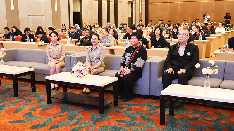 รูปภาพที่ 4: ภาพถ่ายหมู่ของวิทยากรได้แก่ นางสาวสนธยา บุณยภูษิต, นางนุชจารี คล้ายสุวรรณ และผู้แทนจากกรมสุขภาพจิต