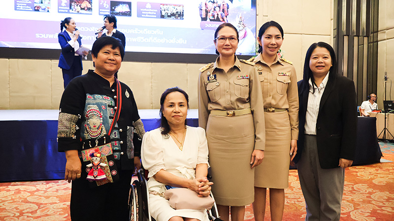 รูปภาพที่ 7: ภาพถ่ายหมู่ได้แก่ นางสาวสนธยา บุณยภูษิต, นางนุชจารี คล้ายสุวรรณ และ นางสาวนงนุช เมธาจิตติพันธ์