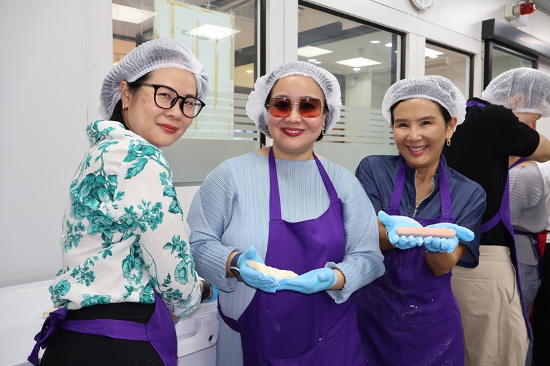A photo of the ASOMFA  members participated in a bakery workshop at APCD 60+ Plus Bakery.