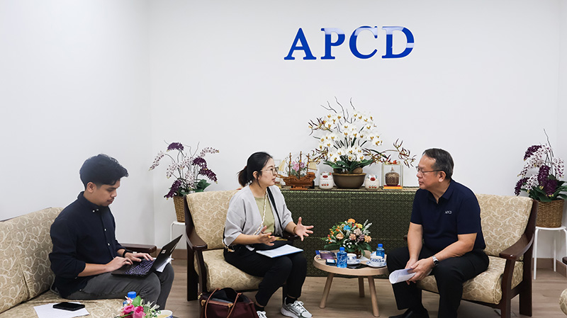 ภาพที่ 2: คุณ Jiyoung Kim (กลาง) กำลังสัมภาษณ์  ท่าน พิรุณ ลายสมิต ผู้อำนวยการบริหาร APCD (ขวา) โดยมี  คุณ ฐาปณัฐ หนูเกื้อ (ซ้าย) กำลังบันทึกการสัมภาษณ์ด้วยคอมพิวเตอร์แล็ปท็อป