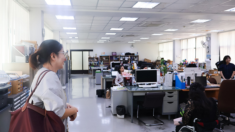 ภาพที่ 5: คุณ Jiyoung Kim เข้าเยี่ยมชมสำนักงาน APCD