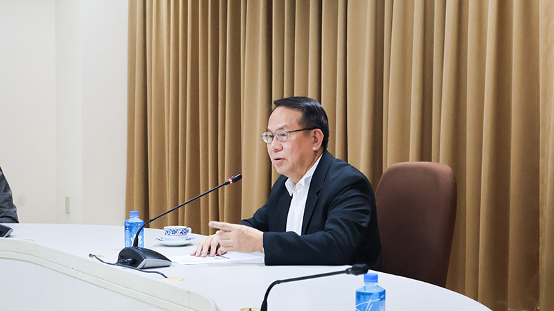 Picture 3: Mr. Piroon Laismit, Executive Director of APCD, speaking through a microphone during the meeting.