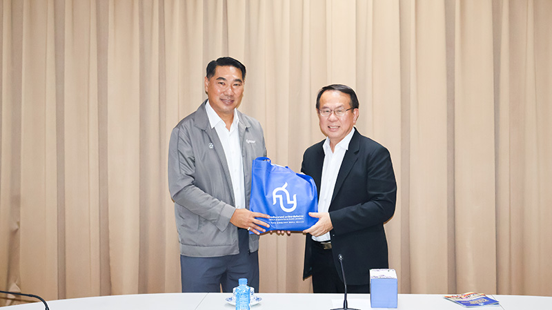 Picture 2: Assoc. Prof. Dr. Sakdipan Tanwimonrat, Vice Dean for Administration (left) handing over a blue tote bag with Silpakorn University logo as a souvenir to Mr. Piroon Laismit, Executive Director of APCD (right).