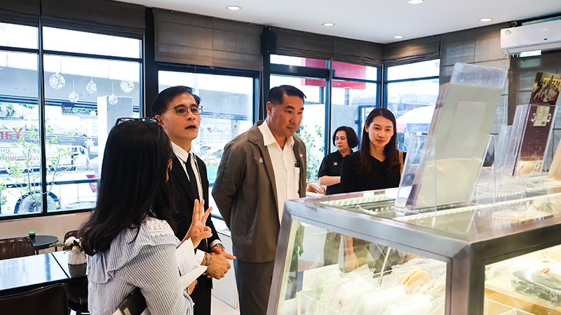 Picture 6: Dr. Theeraphong Bualar, Lecturer at Burapha University (left); Assoc. Prof. Dr. Sakdipan Tanwimonrat, Vice Dean for Administration (center); and Asst. Prof. Dr. Manasanan Namsomboon (right) take a look at bakeries.