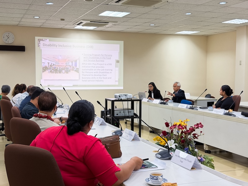 นาย สมชาย รุ่งศิลป์ และ นางสาว วิไลเลขา สมปราชญ์ นำเสนอเกี่ยวกับ APCD ในห้องประชุม