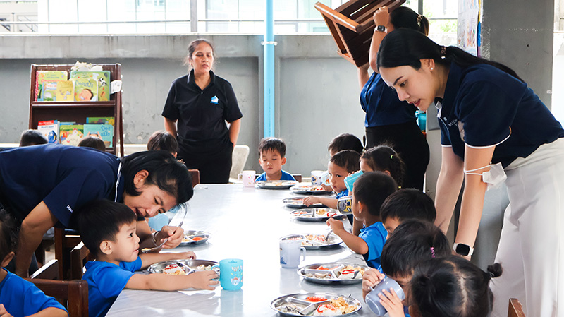 Picture 8: Team members from Millennium Hilton Bangkok are taking care of the children during the lunch time.