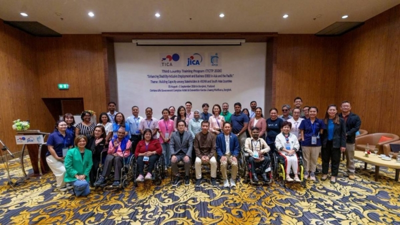 Participants pose for a group photo after the session.
