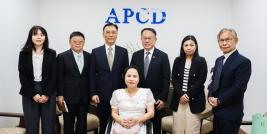 Picture 1: From left to right, Ms. Tsai Yi-Chen, Mr. Jerry C. J. Chou, Mr. Peter Lan, Mr. Piroon Laismit, Ms. Wilailekha Somprach, Mr. Somchai Rungsilp, and Ms. Nongnuch Maytarjittipun (front, seated in a wheelchair)