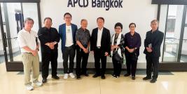 Picture 1: Mr. Piroon Laismit (center) and Mr. Somchai Rungsilp (right) pose for a group photo with the representatives from the Thailand Professional Director Club