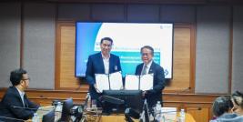 Mr. Piroon Laismit and Assoc. Prof. Dr. Sakdiphan Tanvimolrat hold up the signed MOU.