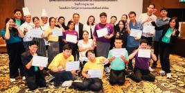 ภาพที่ 1: ผู้เข้าร่วมงานตั้งท่าถ่ายภาพหมู่