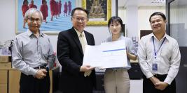 Mr. Piroon Laismit, APCD Executive Director, presented the certificate of completion and an appreciation letter to Ms. Menghan Wu (Valora), student intern from China.