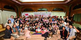 ภาพถ่ายหมู่ประกอบด้วยกลุ่มผู้เข้าร่วมที่หลากหลาย โดยมี LGBTQ IA+ เยาวชน กลุ่มชาติพันธ์ คนพิการ องค์กรภาคประชาสังคม ผู้คณะผู้จัดงาน