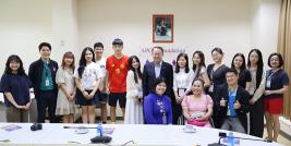 ภาพถ่ายหมู่ของคณะเยาวชนจากศูนย์ให้การสนับสนุนเด็กและเยาวชนเวียดนาม และเจ้าหน้าที่ประสานกิจกรรมจาก ดย. ร่วมกับเจ้าหน้าที่ ศพอ.