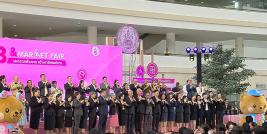ภาพถ่ายหมู่ของคณะผู้จัดงานอย่างเป็นทางการบนเวทีในพิธีเปิดงาน แสดงถึงการเริ่มงานอย่างเป็นทางการ