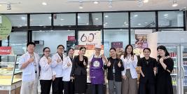 Group photo of students, professor, and APCD staff with a person with visual impairment (total blindness), working at the APCD 60+ Bakery & Chocolate Café project.