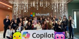 ภาพถ่ายรวมของผู้เข้าร่วมงานจากหลากหลายองค์กรที่เข้าร่วมงานที่ Microsoft