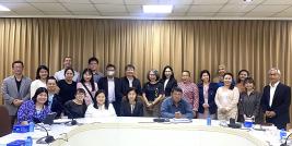 ภาพหมู่ผู้เข้าร่วมประชุม ประกอบด้วยสมาชิกคณะกรรมการที่ปรึกษาจากองค์กรต่างๆ และคณะทำงานโครงการ