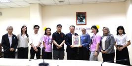 ผู้แทนจาก LSPR-SSNE มอบของที่ระลึกแก่ ศพอ เพื่อเเสดงคำขอบคุณสำหรับการต้อนรับและการร่วมมือ และถ่ายภาพหมู่ที่ระลึกกับเจ้าหน้าที่ ศพอ. 