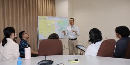 Mr. Yoshio Nakagawa เจ้าหน้าที่โปรแกรมจากมูลนิธินิปปอน ดำเนินการอบรมเชิงปฏิบัติการในการดำเนินโครงการ PCM.