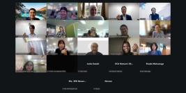 Participants, senior DET facilitators, and representatives of JICA and APCD posed for an on-screen group photograph before the online training began.